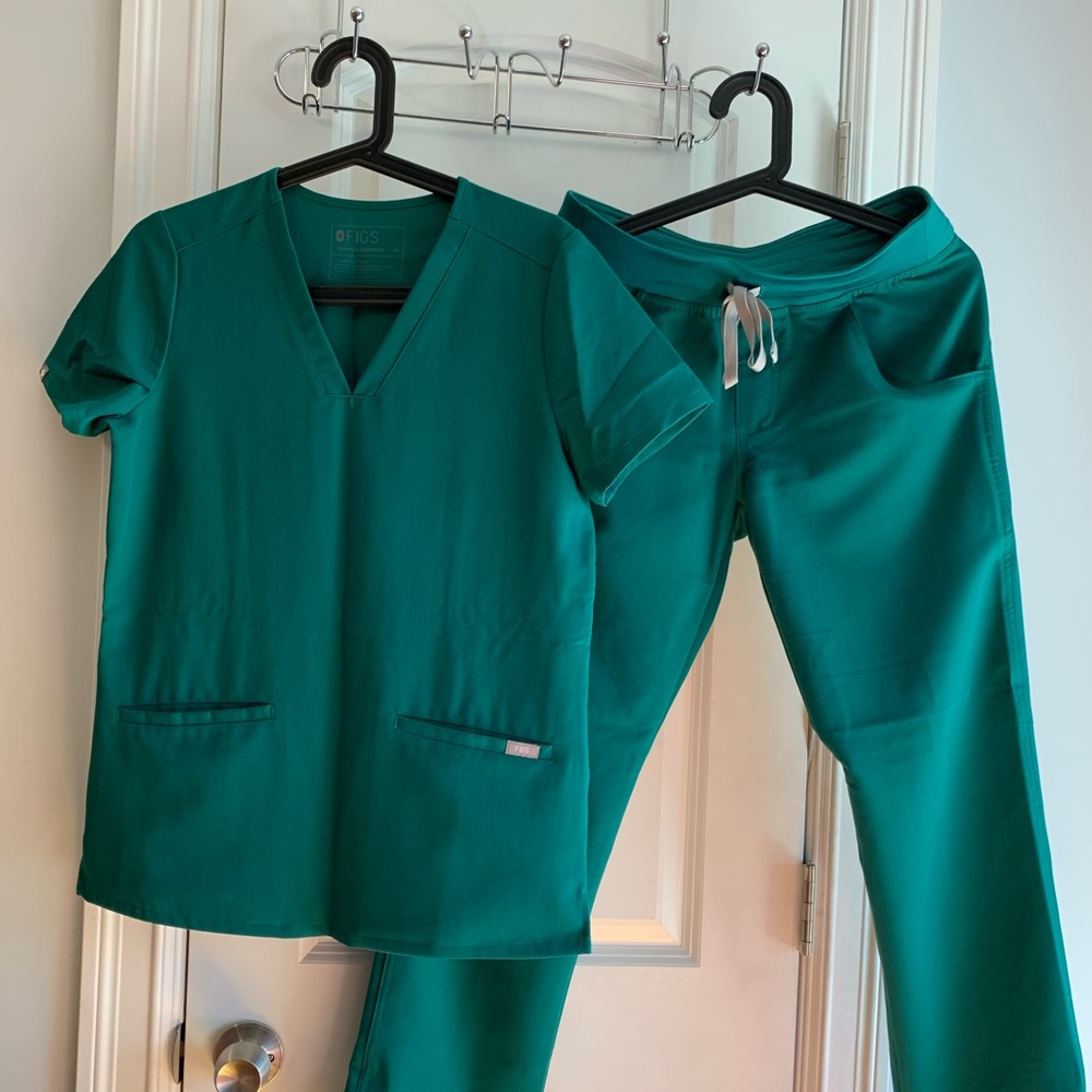 FIGS - Casma Three-Pocket Scrub Top and Kade Cargo Scrub Pants Women’s scrub set
